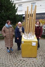 Kunstprojekt 2 der Pinguinklasse 2d - GTVS Novaragasse mit den beiden Lehrerinnen und der unterstützenden Künstlerin Stefi Alte. 