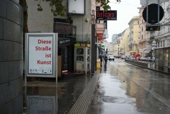 2013 erklärt Hans Heisz die Wiener Taborstraße zum lebendigen Kunstwerk. "Diese Straße ist Kunst" ...