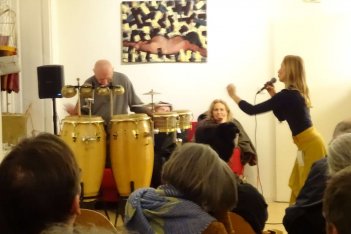 Nach 20 Jahren Q202-AtelierRundgang, gabs 2024 den letzten und das Abschiedsfest im "das Wallenstein". Mit Livetheater, rockiger, indischer und auch performativer Musik mit Hans Heisz und Mara Kolibri.