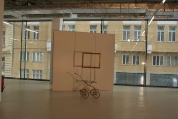 Der Kinderwagen bei der Q202- Herbstausstellung im Stilwerk 2011. Hans Heisz 