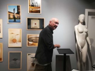 Hans Heisaz bei der Ausstellung Droge Gold vor einigen Bildern seiner früheren Arbeiten.