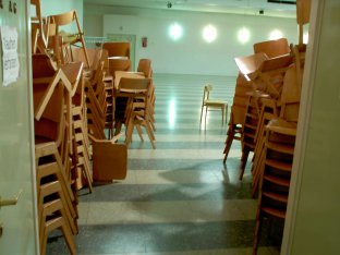 Sitzungssaal. Sessel-Installation. Hans Heisz, Q202 AtelierRundgang 2005 in der Pfarre Am Tabor 