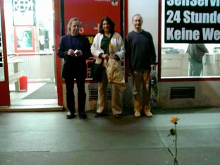 BluX. 2002 Eine Blume im Asphalt löst das "Flair" der tristesten Straße auf. Aktion Hans Heisz mit Romy Pfyl und Gerhard Kohlbauer (G.K. Blux Fotos).  