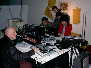 2003 Musikaktion mit Schülern der ELAK und Edgar Pdam in der Künstlerhaus Passagegalerie. Hinter dem Paravant versteckt spielte ich Schlagzeug als unsichtbare Begegnung zweier Soundwelten. 