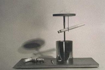 Einen Aschenbescher zu einem Kunstobjekt zu machen fällt nur einen Nichtraucher ein. Hans Heisz 1991. In der Sammlung des MAK. 